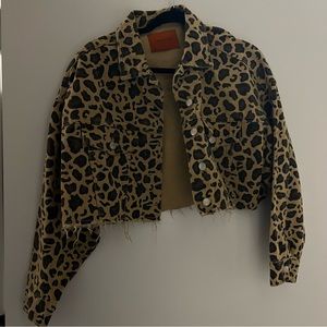 SIGNATURE8. Cheetah print cropped denim jacket.
